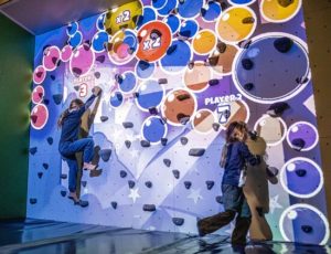 Escalade_connectée_funsportfactory_quizroom_anniversaire_famille_enfants_escalade_sport_jeux_teamduilding_loisirs