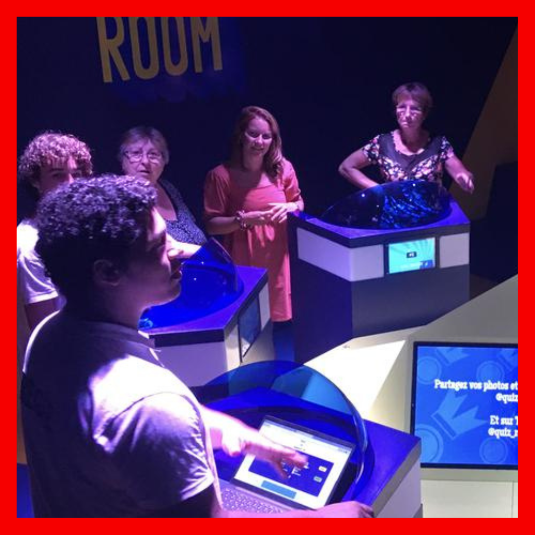 groupe de personnes dans une salle de quiz a bourges